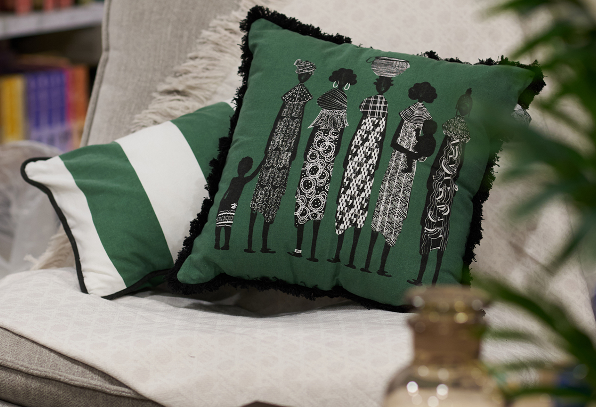 Απεικονίζεται το μαξιλάρι πάνω σε έναν καναπέ.